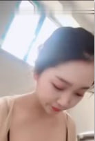 20岁新婚嫩妻户外晒奶诱惑，回家丝袜足交服务超刺激